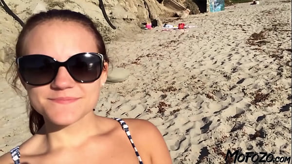 MOFOZO.com – This Is How To Pick Up An Amateur At The Beach